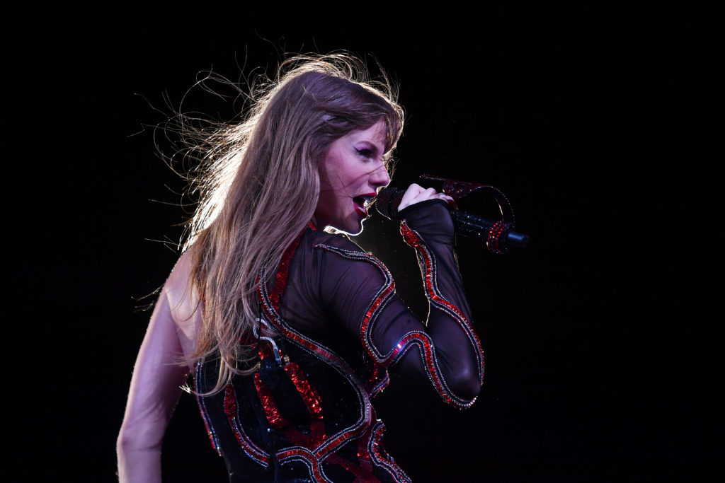 TV star says Travis Kelce is a better dancer than 'pigeontoed' Taylor